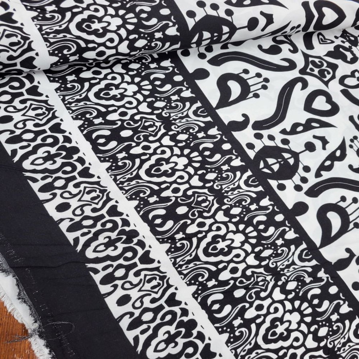 Eteği Sulu Siyah Desenli Viskon Kumaş