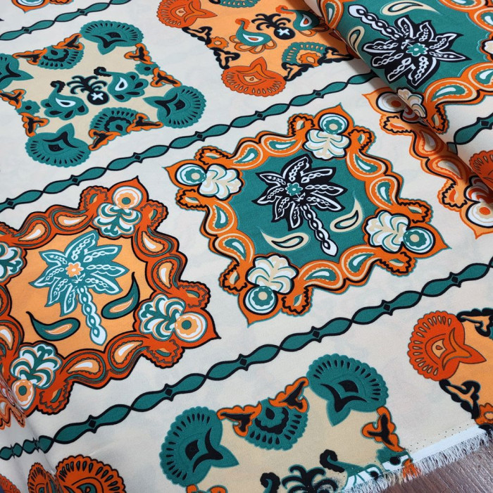 Beyaz Zemin Patchwork Viskon Kumaş