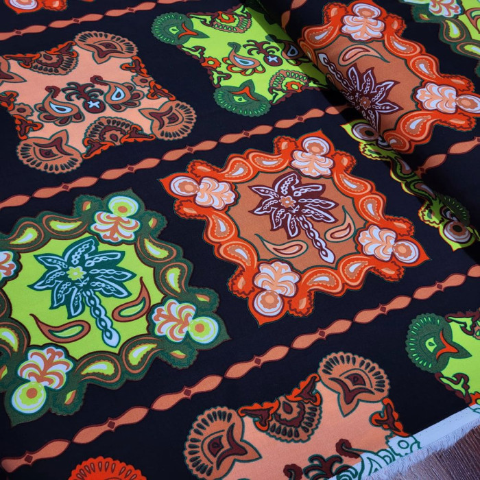 Siyah Zemin Patchwork Viskon Kumaş