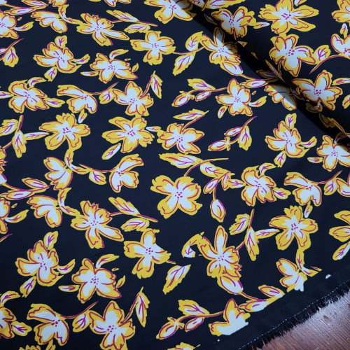 Siyah Zemin Çiçekler Desenli Viskon Kumaş